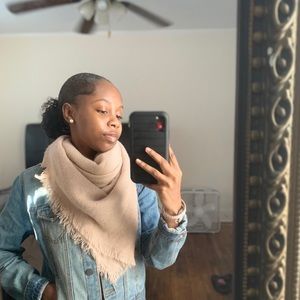 Meet your Posher, Auria